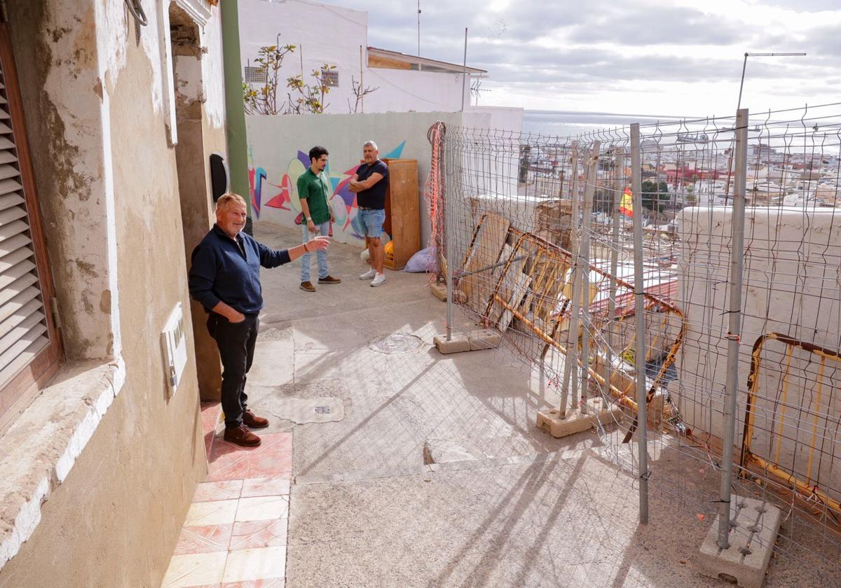 Los vecinos denuncian que tras la caída del muro parte de la calle Gaviota se ha quedado en el aire.