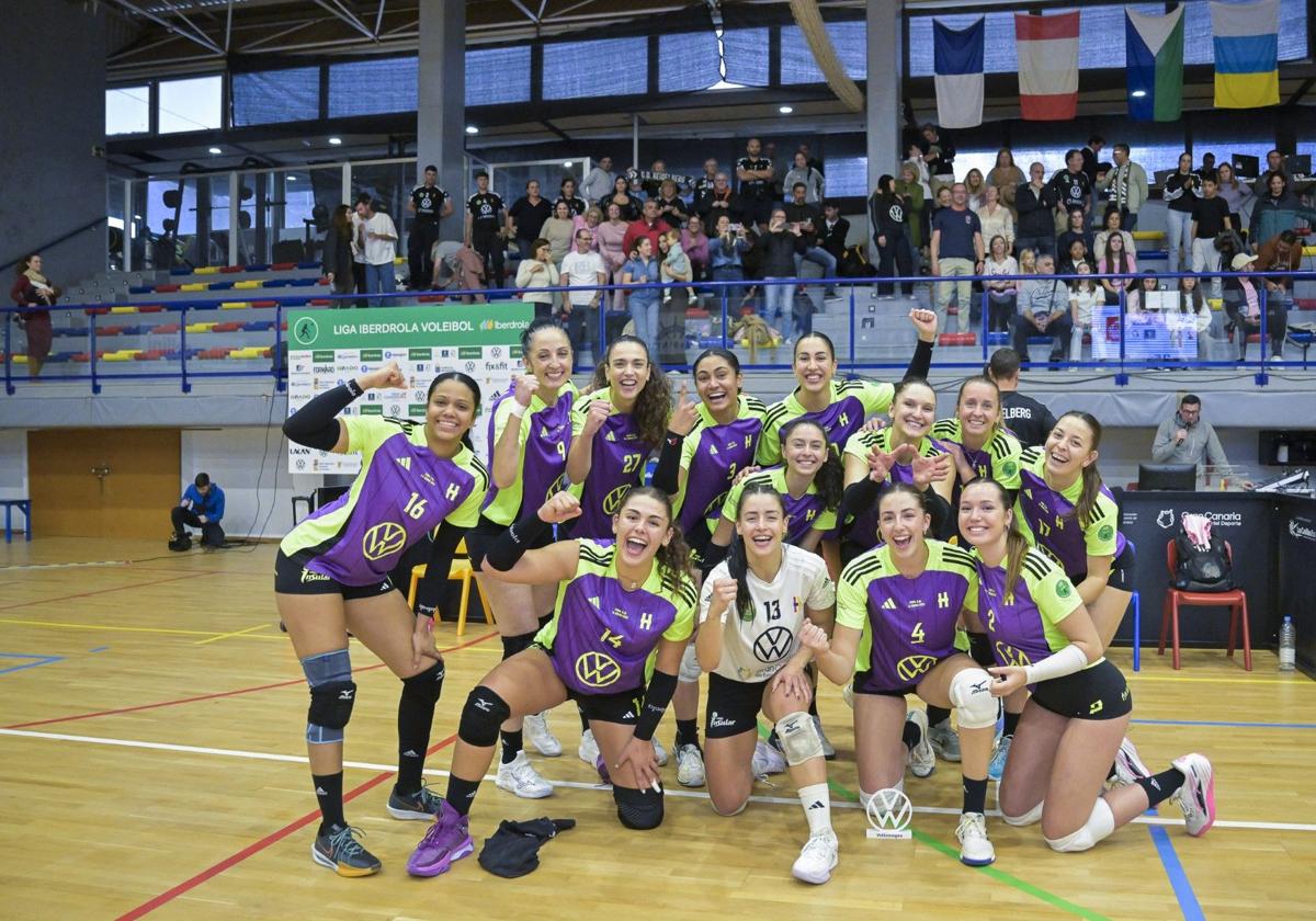 Las jugadoras celebraron el histórico liderato que ya se han garantizado.