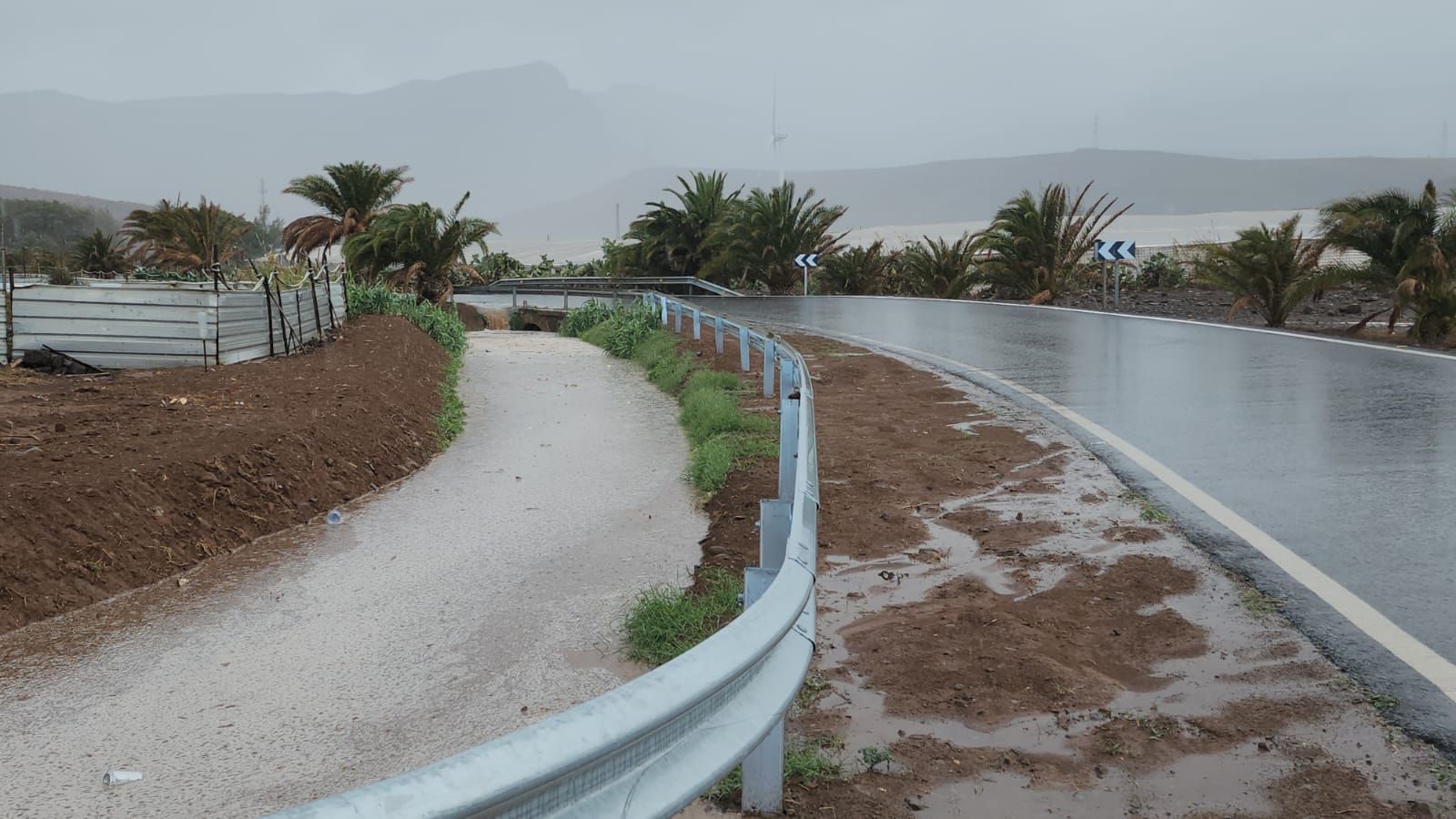 Las abundantes lluvias encharcan Gran Canaria