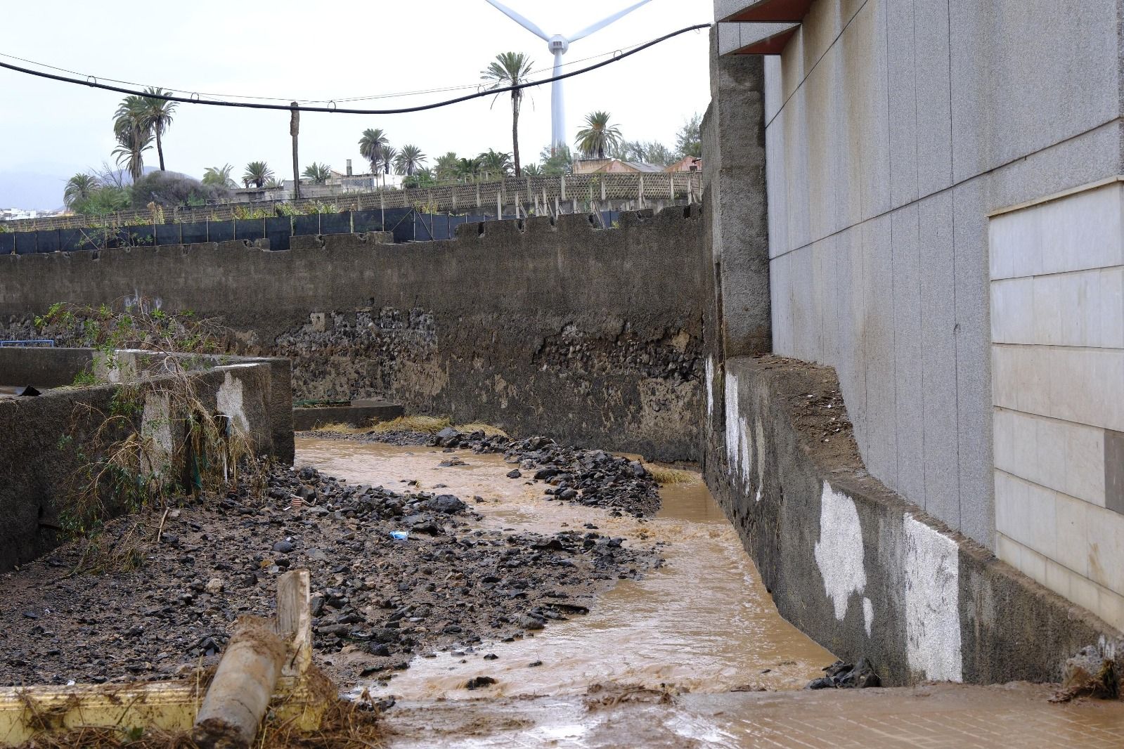 Los chubascos provocan desbordamientos de barrancos en varios puntos de Telde