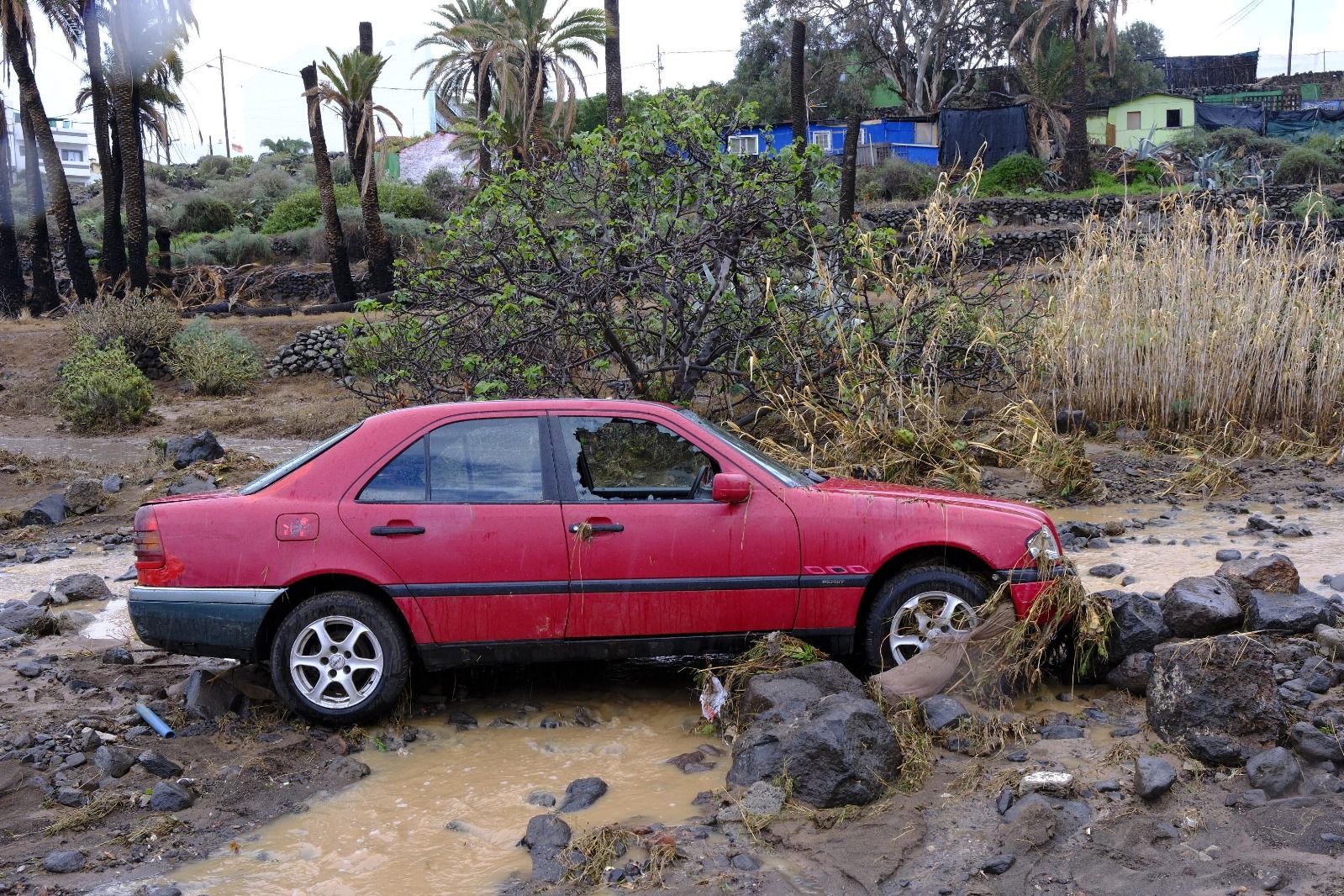 Los chubascos provocan desbordamientos de barrancos en varios puntos de Telde