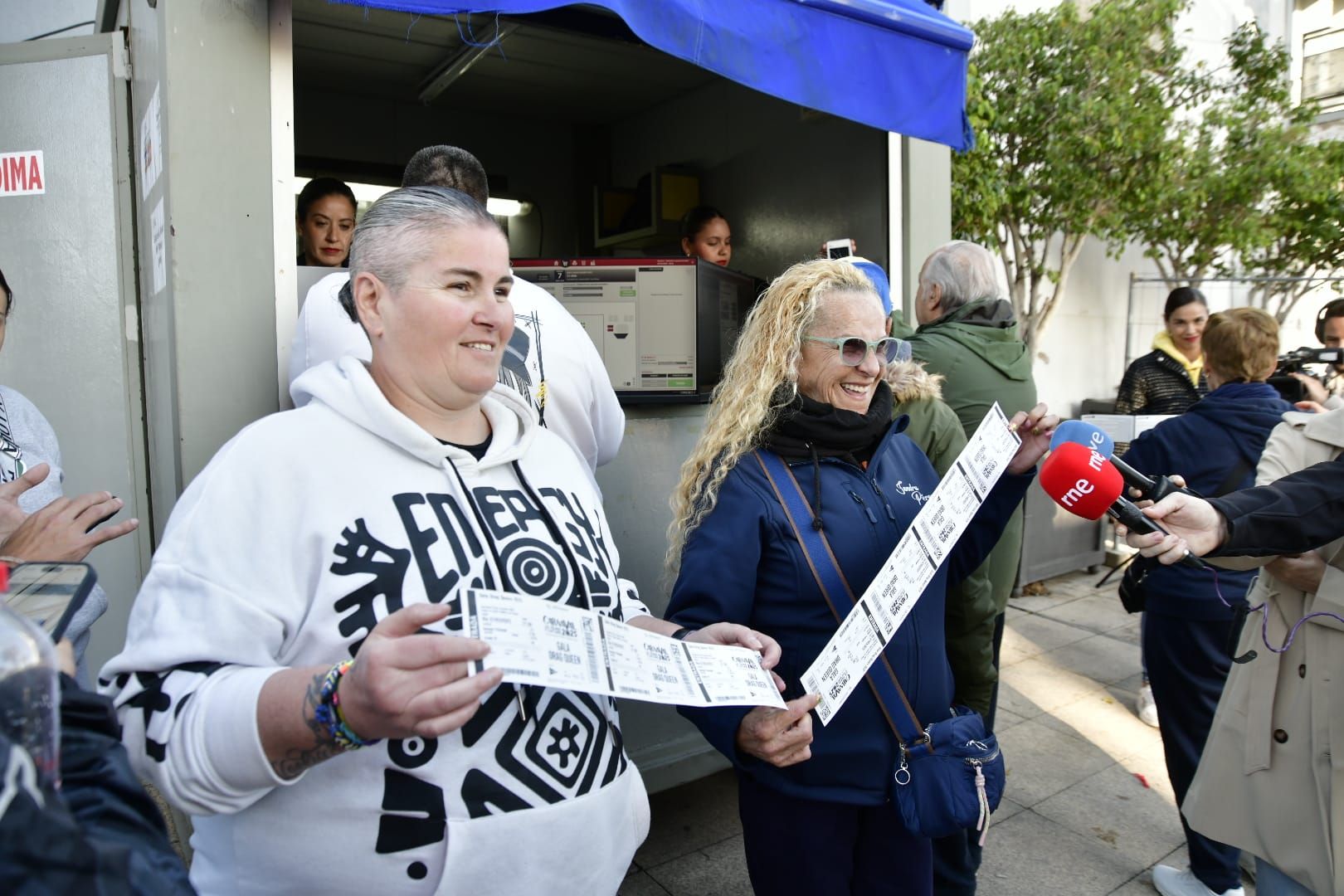 Tiendas de campaña bajo la lluvia por ver la gala drag