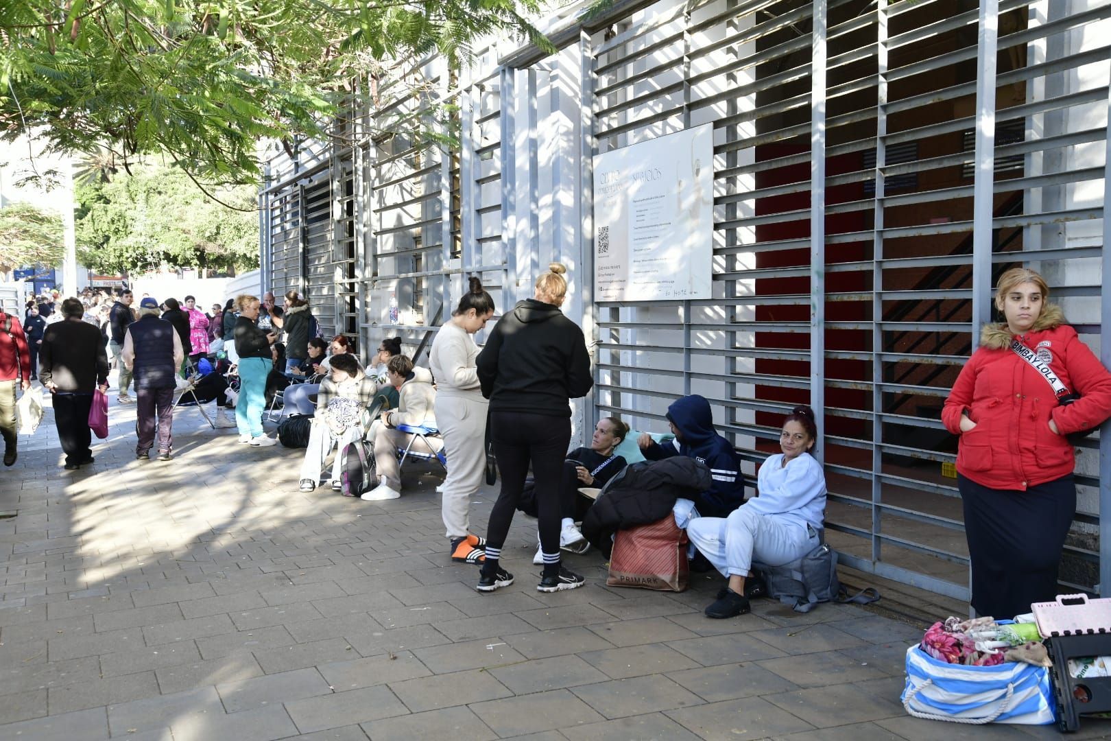 Tiendas de campaña bajo la lluvia por ver la gala drag