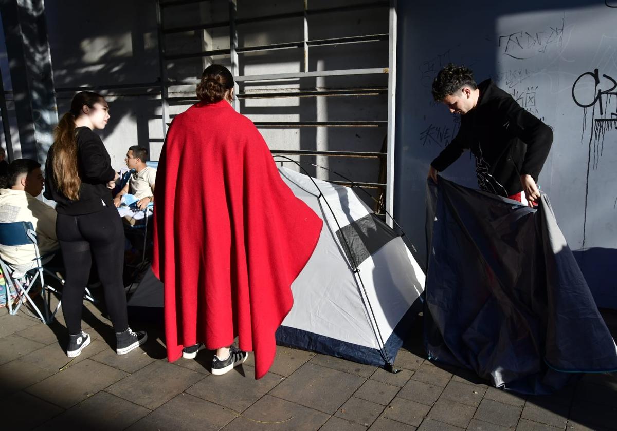 Tiendas de campaña bajo la lluvia por ver la gala drag
