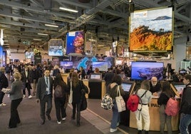 Canarias contará en Berlín este año con un stand más sostenible. La huella de carbono total de Islas Canarias en esta ITB 2025 es de 35,81 toneladas de CO2e, mientras que el año pasado fue de 81,21 toneladas, así que baja en 45,4 toneladas. La huella de carbono por superficie se reduce un 53%, lo que equivale a 52,23 kg CO2e menos emitidos por unidad de superficie del estand.