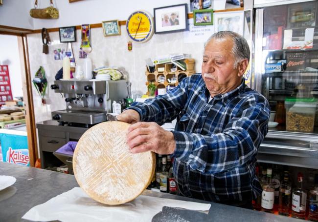 Fermín Mendoza corta un queso de oveja semicurado de 3.700 gramos de peso.