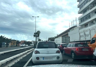 Los fuertes chubascos y un accidente provocan un colapso kilométrico en la GC-1 dirección sur