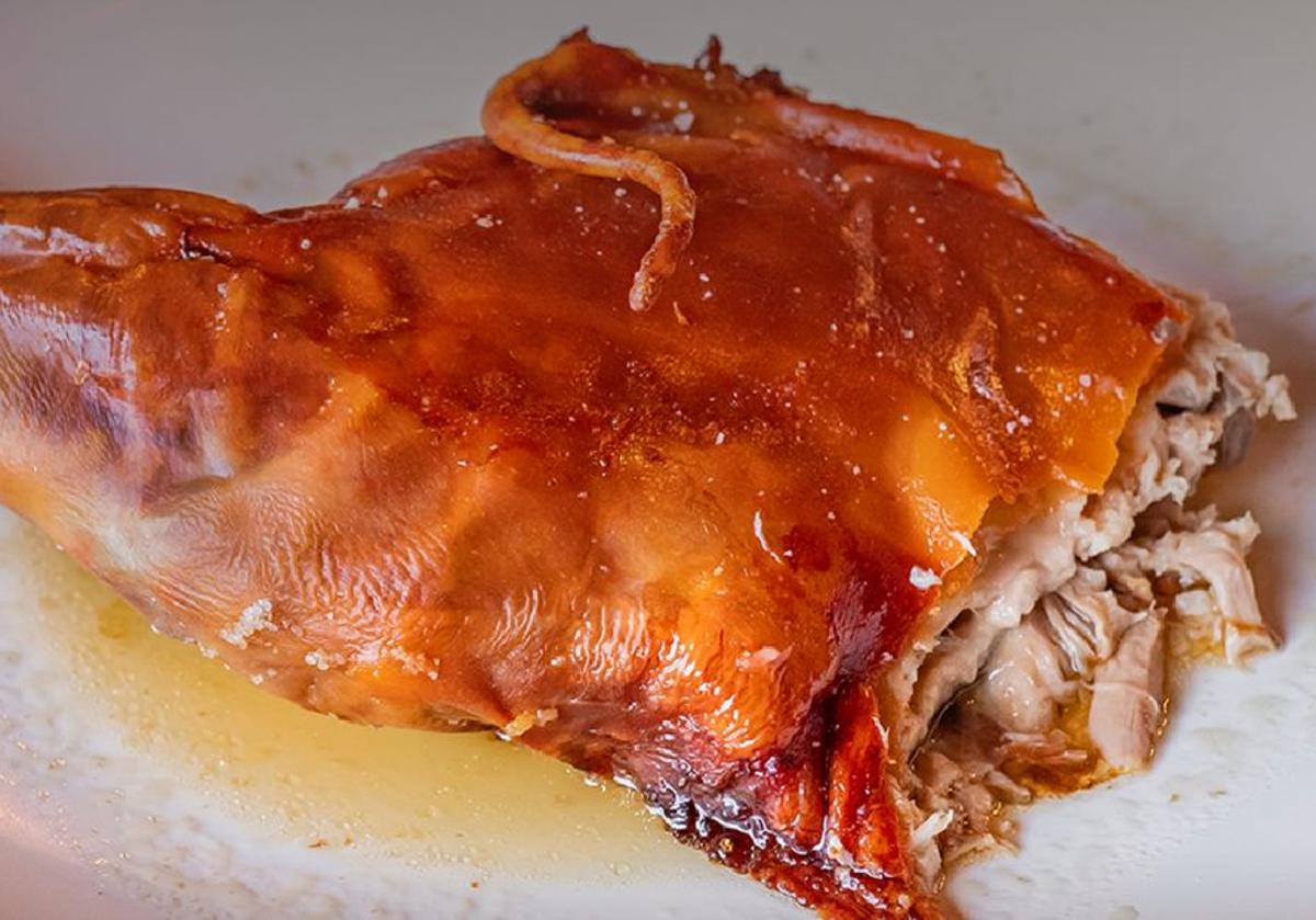 Imagen principal - 1. Cochinillo asado en horno de leña. 2.- Milhojas en tres texturas de chocolate sobre lecho de crema inglesa. 3.- Tulipa de pasta brick con puntas de trigueros foie de pato con boletus.