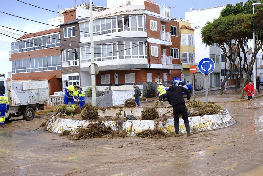 Los vecinos de Salinetas, en Telde, se vuelcan en la limpieza de las calles