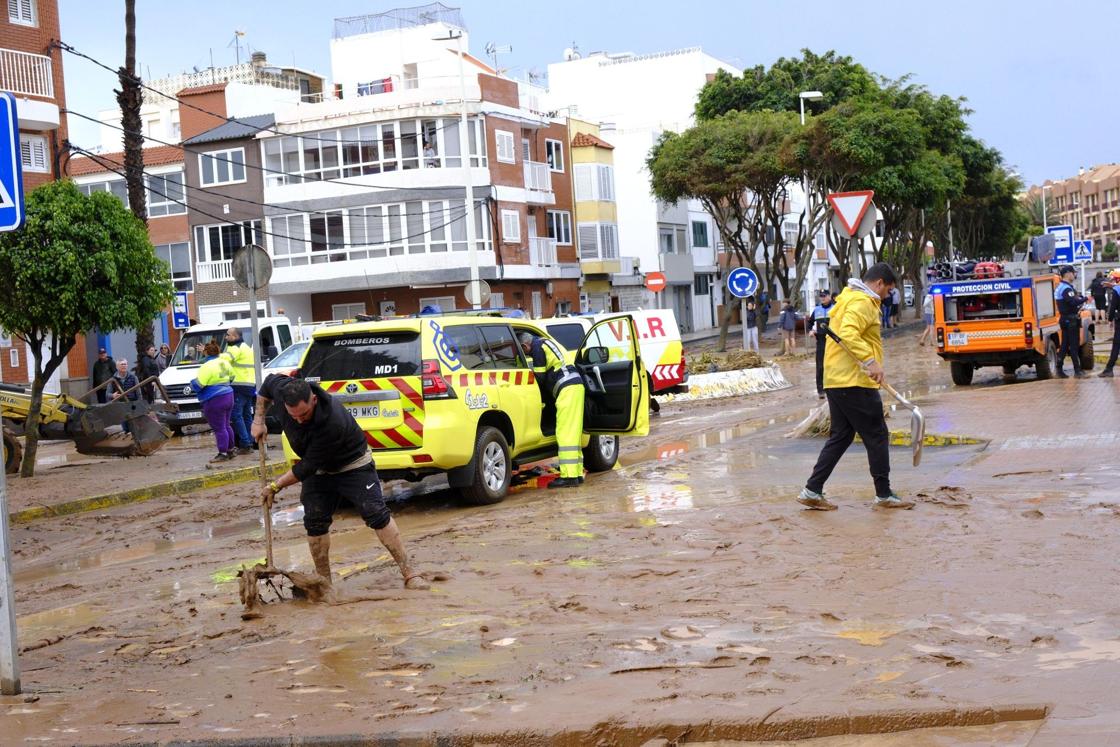Los vecinos de Salinetas, en Telde, se vuelcan en la limpieza de las calles