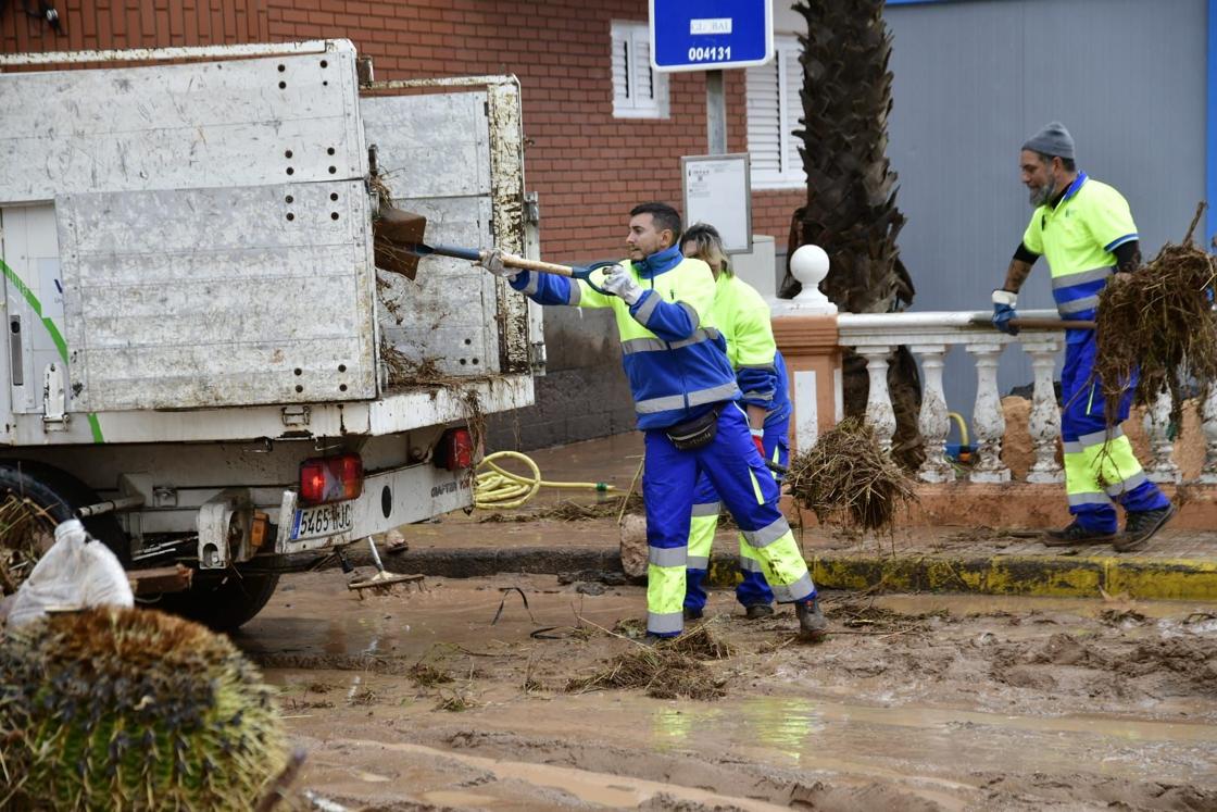Los vecinos de Salinetas, en Telde, se vuelcan en la limpieza de las calles
