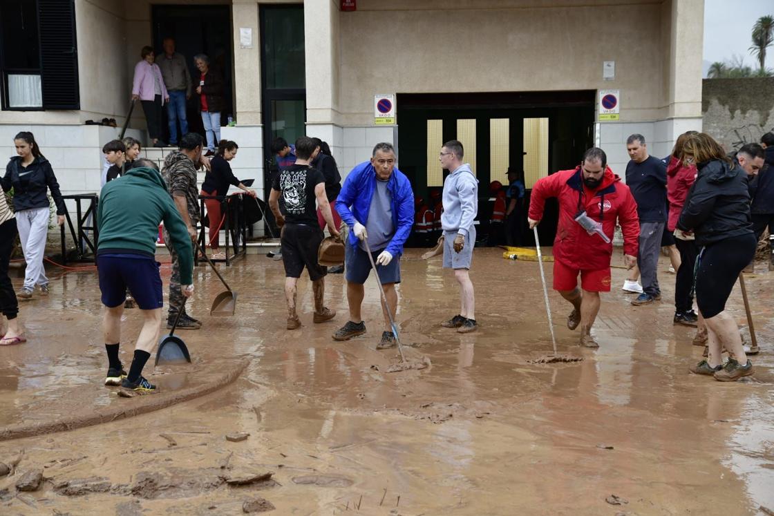 Los vecinos de Salinetas, en Telde, se vuelcan en la limpieza de las calles
