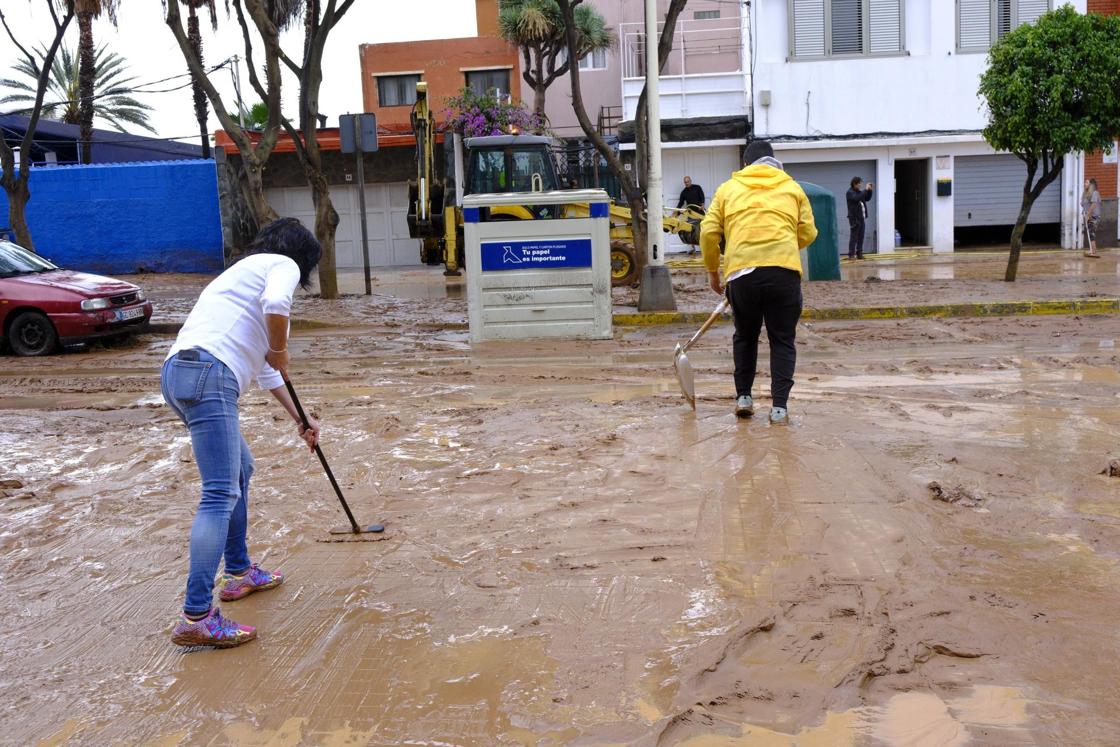 Los vecinos de Salinetas, en Telde, se vuelcan en la limpieza de las calles