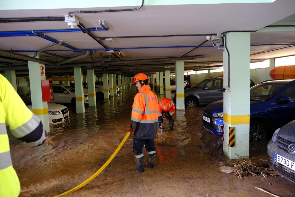 Los vecinos de Salinetas, en Telde, se vuelcan en la limpieza de las calles
