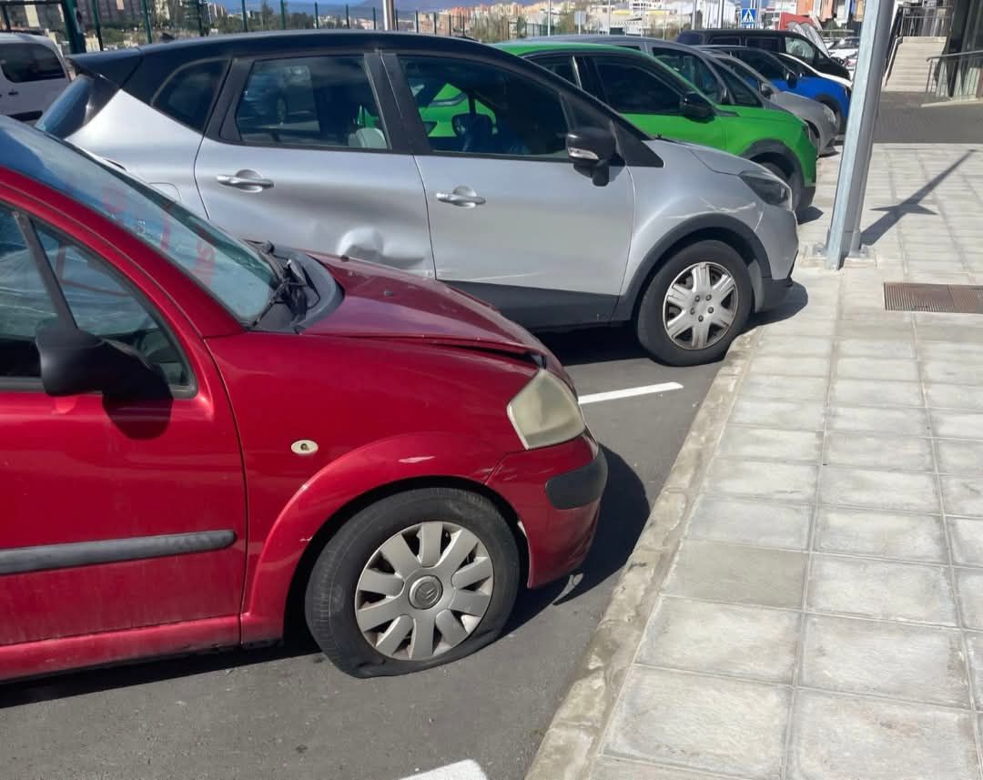 Vehículo con las gomas picadas en Los Tarahales.