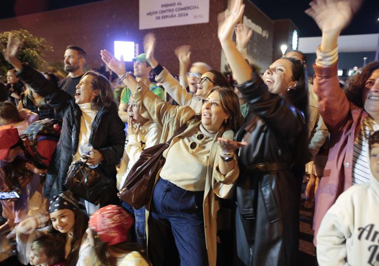 Público disfrutando del pasacalles por la Vía Medular.