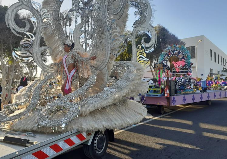 Carroza doble con las monarcas carnavaleras capitalinas.