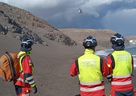 Momentos de la actuación del helicóptero para la evacuación de la turista.