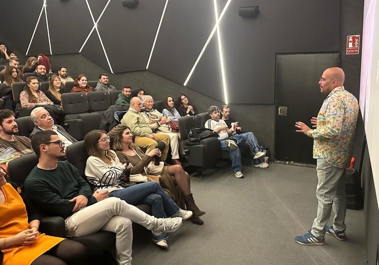 Coré Ruiz charla con los asistentes a la proyección.