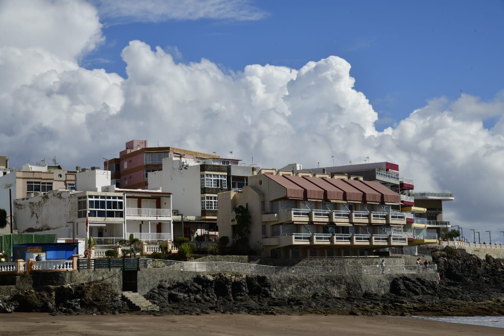Telde cierra las playas más afectadas por las lluvias
