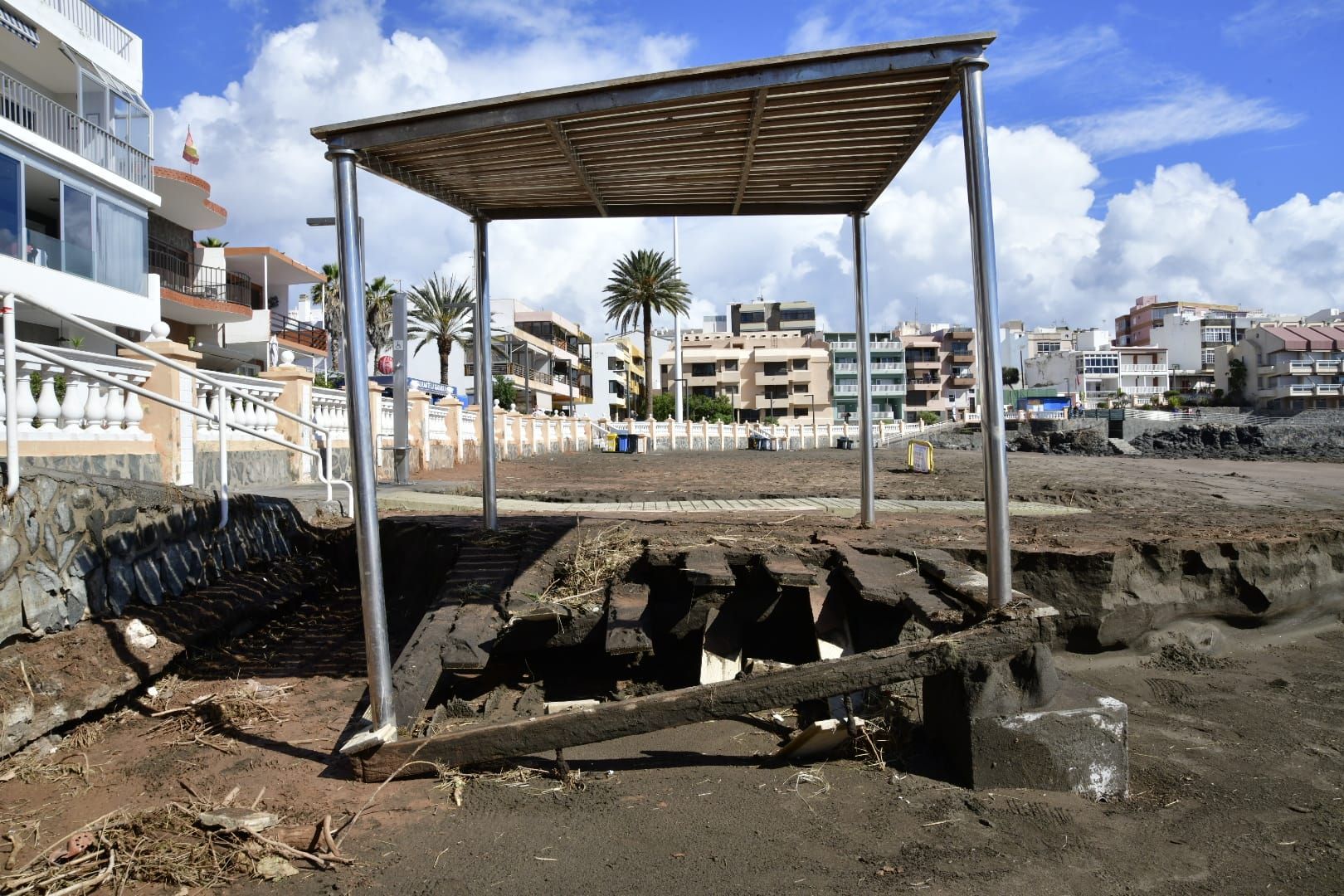 Telde cierra las playas más afectadas por las lluvias