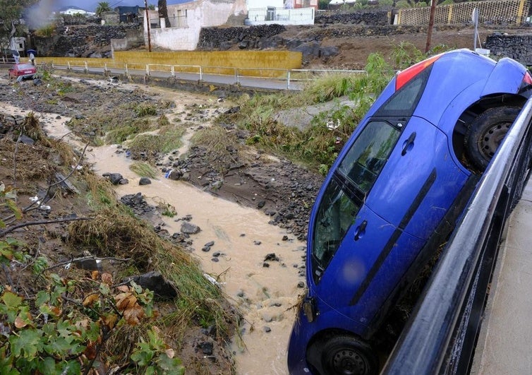 Un coche quedó empotrado en Las Bachilleras (Telde).