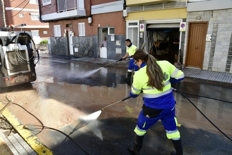 Operarios limpiando las calles de Salinetas.