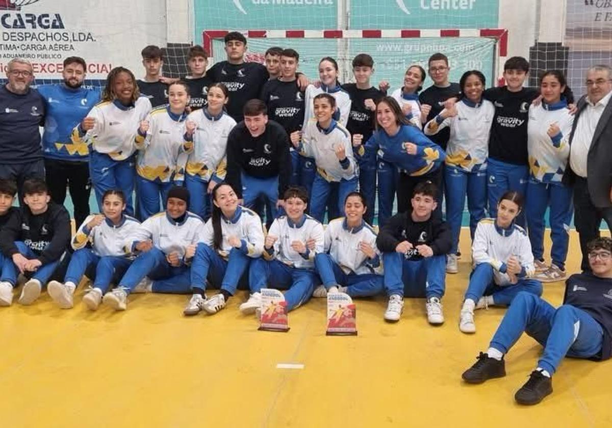 Foto conjunta de todos los jugadores de ambas categorías que representaron a Canarias en Madeira.