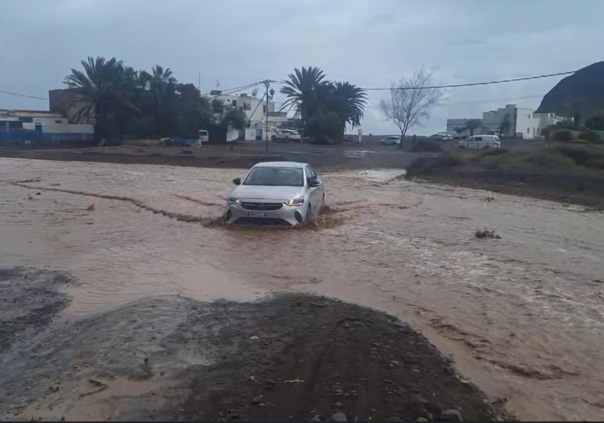 Coche cruzando el barranco de Pozo Negro, en el municipio de Antigua, a punto de llegar al mar.