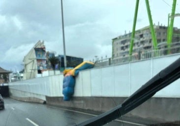 Cortan un carril de la Avenida Marítima tras caer una atracción hinchable por el viento