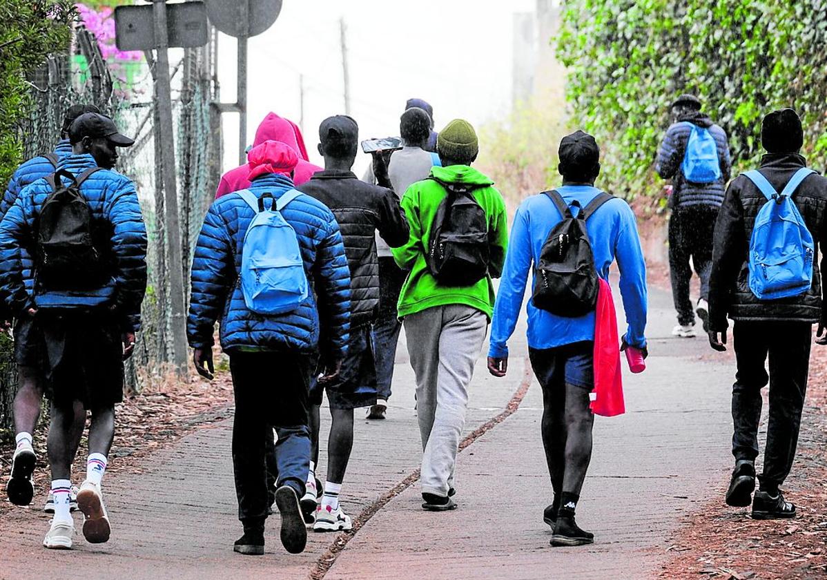 Imagen de archivo de un grupo de jóvenes migrantes en Tenerife.