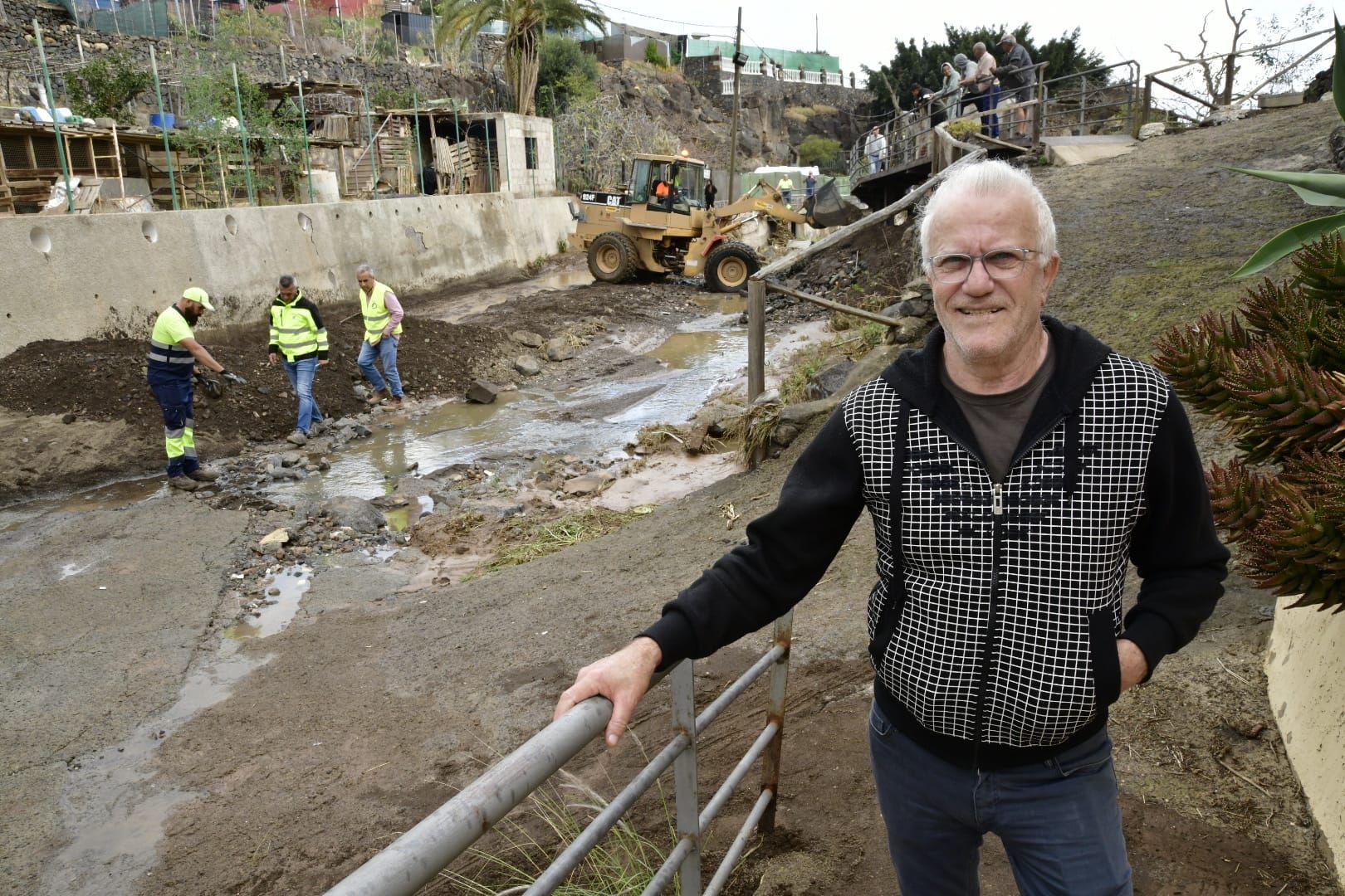 Ramón Vera, junto a la zona del barranco de Las Bachilleras donde auxilió a su vecina.