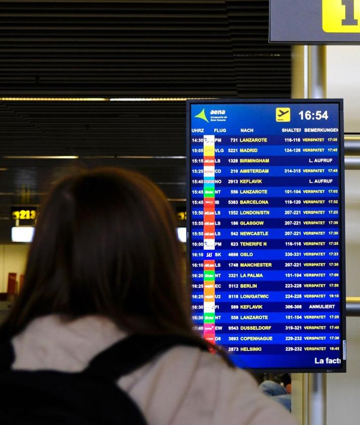 Imagen secundaria 2 - La lluvia provocó el cierre de las pistas del aeropuerto y llevó a desviar vuelos
