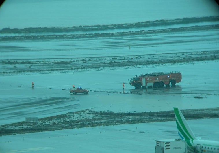 El cierre de una pista por la lluvia ralentiza el tráfico en el aeropuerto de Gran Canaria