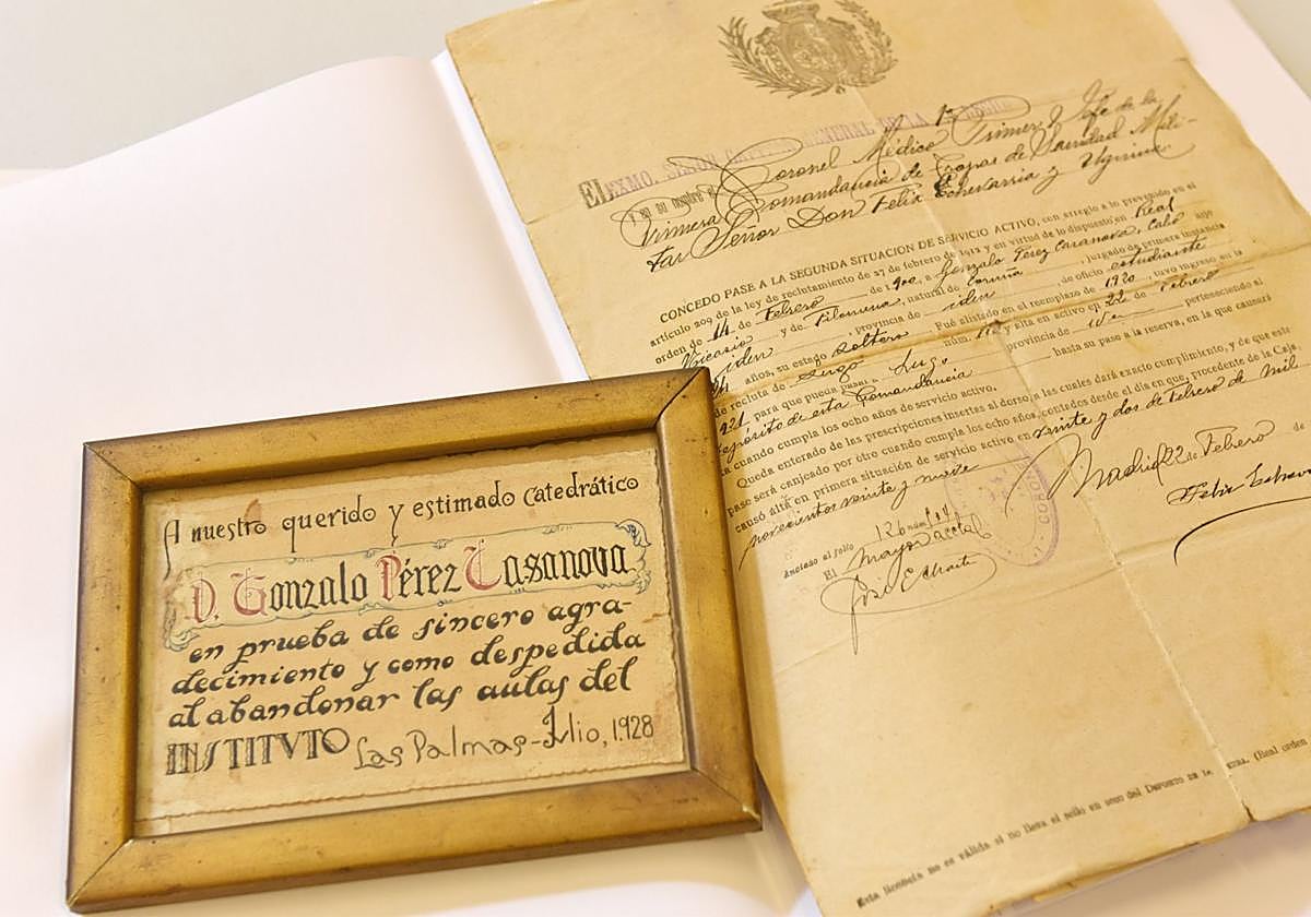 Dos de los documentos que integran los fondos Pérez Casanova.