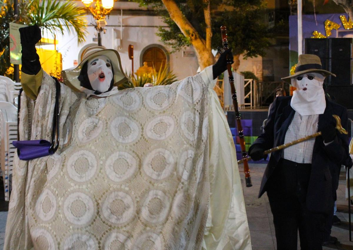 Imagen secundaria 1 - Las mascaritas invaden el casco histórico de Agüimes para celebrar el Carnaval Antiguo