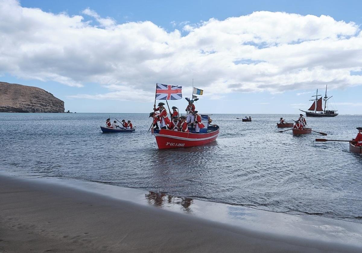 Desembarco de los corsarios británicos en la playa de Gran Tarajal, uno de los episodios de las fiestas juradas más populares, que se escenifica cada mediodía del 12 de octubre.