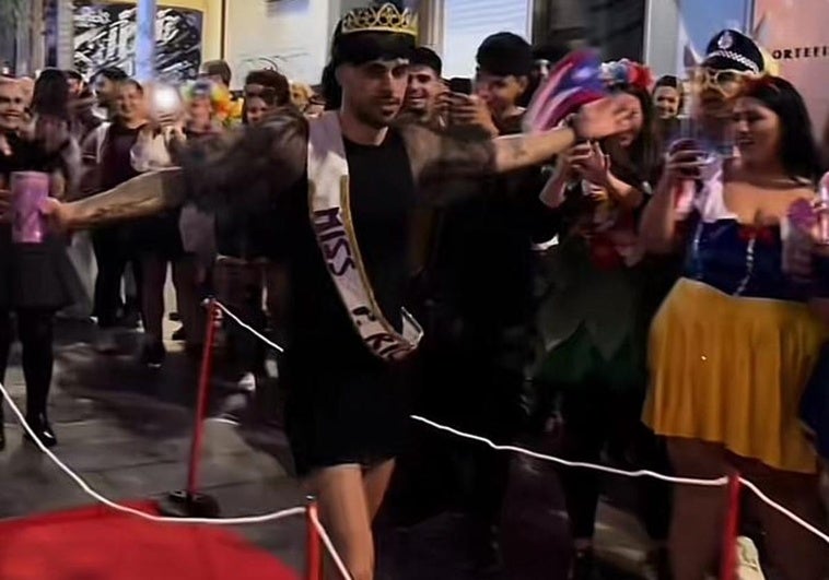 Un grupo de amigos se disfrazan de modelos y desfilan sobre una pasarela en los carnavales de Santa Cruz de Tenerife.