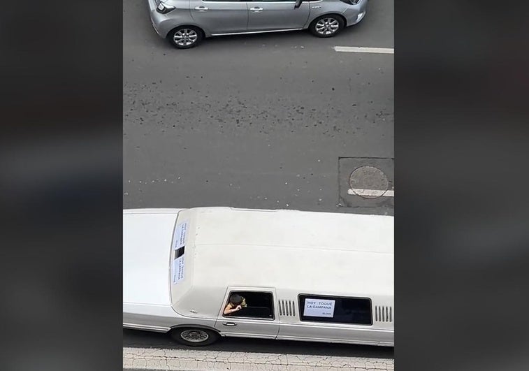 Elías saluda a los viandantes desde la limusina en su trayecto al hospital.