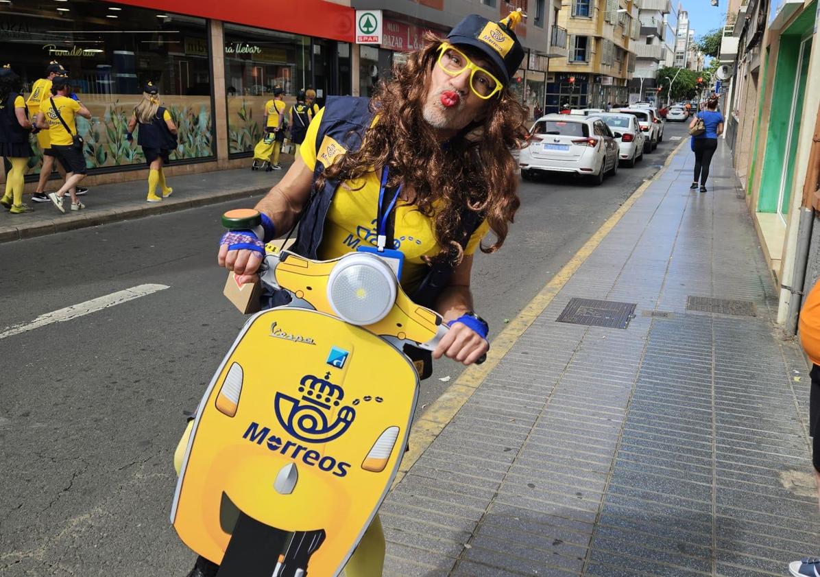 Imagen principal - El servicio de Morreos en plena acción en el carnaval de Las Palmas de Gran Canaria. 