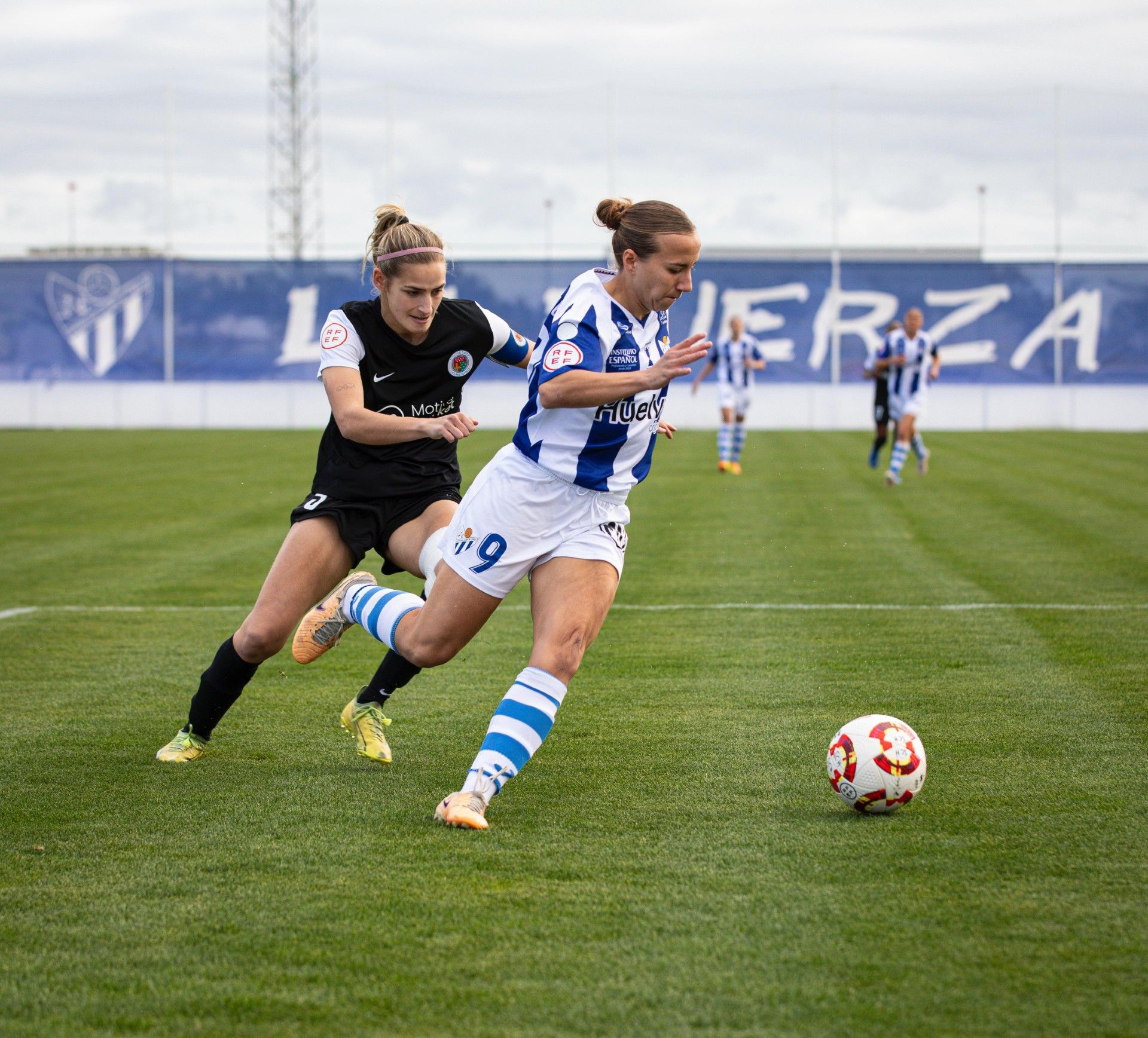 Raquel Quintana, jugadora del Sporting Club de Huelva, entra en el área.