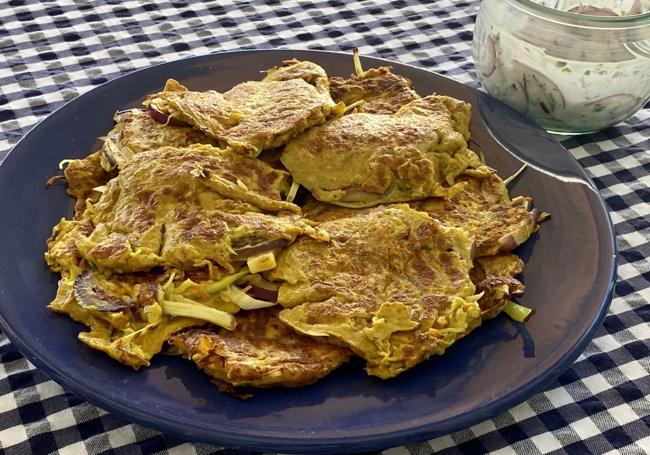 Tortitas de verduras con salsa de yogur
