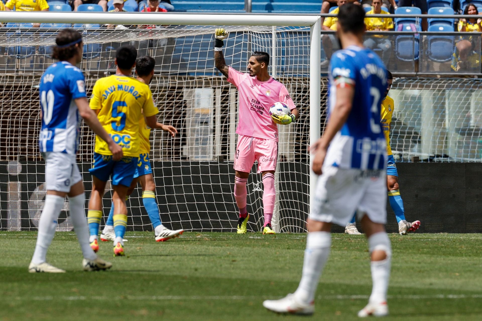 Valles celebra el penalti que paró contra el Alavés en su último partido con la UD.