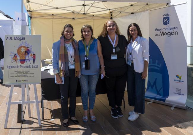 La edil del área, Tania Alonso, a la izquierda, junto a parte de la organización de la feria.