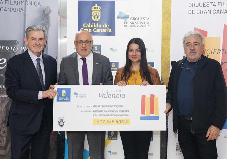 Acto de entrega del cheque a la Banda Primitiva de Paiporta.