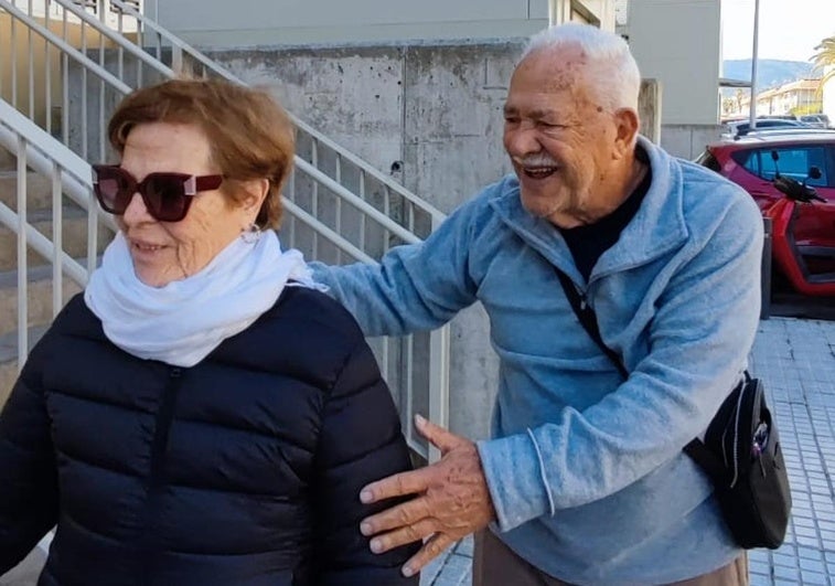 Loli y su marido Carlos, sonrientes tras terminar la instalación de los ascensores en sus bloques.