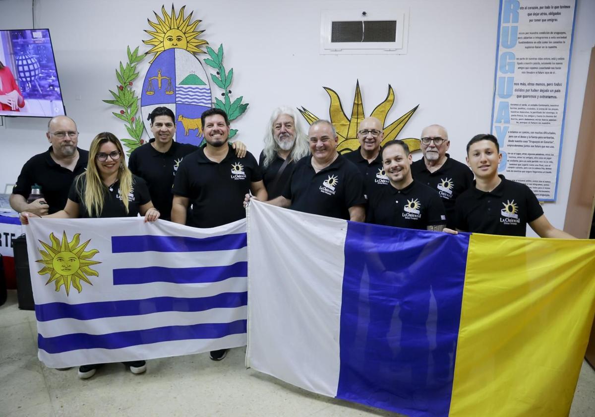 Algunos de los componentes de la murga La Oriental, en su local de ensayos.