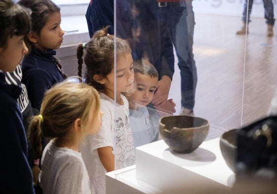 Visita de escolares a la sala de cerámicas del Museo Arqueológico, en Betancuria.