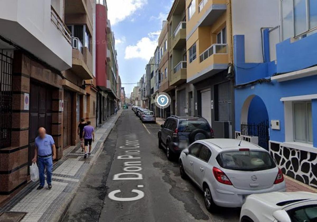 Imagen de la calle Pío Coronado, donde se registró uno de los incendios en la tarde de este jueves en la capital grancanaria.