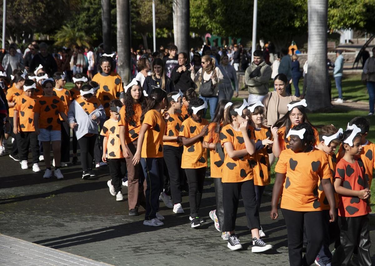 Imagen secundaria 1 - Distintos momentos del pasacalles.